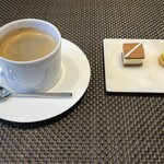 レストラン ラ・フロレゾン・ドゥ・タケウチ - LE CAFÉ ET SES PETIT’S FOURS