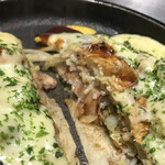 広島鉄板 毛利 - モヤシ殆どでキャベツわずか、、それもくたってなっちゃって、せんべい布団みたい、、広島焼きはふっくらしててキャベツを食べさせるためのお好み焼きといっても過言ではないのに〜byまみこまみこ