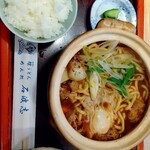 石波志 本店  - 親子味噌煮込みうどん900円。ライス付き。