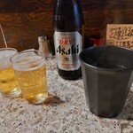 伸喜 - ビール大瓶（610円）と麦焼酎お湯割り（530円）。