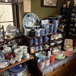さか井 - 店内で陶器販売。見てるだけでも楽しめます。