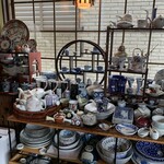 さか井 - 店内で陶器販売。見てるだけでも楽しめます。