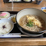 さか井 - 天ぷら蕎麦＊単品で頼んだのに「お昼は小ライス着きます」とか「今日は雛祭やし菱餅サービス」とかでコスパ最高です♬接客も気持ちいい〜。