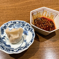 シーファン - 餃子をよだれどりのソースにつけて