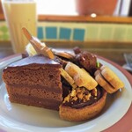 おやつのお店 よつば印 - 左　チョコクリームサンドケーキ、右生チョコタルト