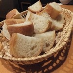 羽山料理店 - サービスのパン，たっぷりです。