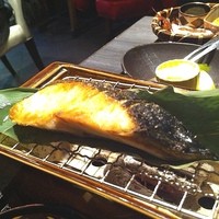 ふた川 - 本日のふた川御膳より
                  サワラの西京焼きだったか(´Д` )
                  これが残念だった
                  見てわかるとおり、明らかに焼き過ぎ(´Д` )
                  身がかったーい
                  それなのに更に下から火で炙ってるってどゆこと？？
                  温めて出そうとしてるんだろうけど、兎に角かたくてすぐに火から下ろしましたとさ(´Д` )