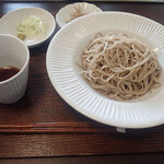 手打ちそば処 はたけ山 - 料理写真:●盛りそば　山形・飯豊町の「出羽かおり」の蕎麦粉の二八。短めだけど歯ごたえありのおいしさ