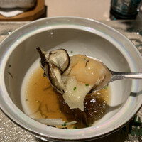 okas - 旭蟹のラビオリ、椎茸、トリュフ、白髪ネギ、コンソメ