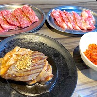 食べ飲み放題 焼肉ダイニングちからや 名駅店 - 上カルビ塩タレと壺漬けカルビ、キムチ