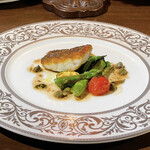 和フレンチバル村塾 屋根裏 別邸 - ・スズキのポワレ　焦がしバターのソース
      ほうれん草　ミニトマト　ズッキーニ　アスパラ