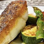 和フレンチバル村塾 屋根裏 別邸 - ・スズキのポワレ　焦がしバターのソース
      ほうれん草　ミニトマト　ズッキーニ　アスパラ