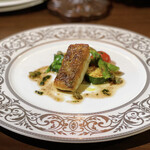 和フレンチバル村塾 屋根裏 別邸 - ・スズキのポワレ　焦がしバターのソース
      ほうれん草　ミニトマト　ズッキーニ　アスパラ