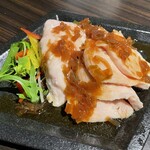 完全個室居酒屋 串焼き Moga_Ru - 鶏胸肉のカルパッチョ 焦ネギソース ￥638