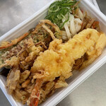 丸亀製麺 - 3種の天ぷらと定番おかずのうどん弁当490円