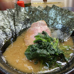 家系ラーメン とらきち家 - ニンニクと合うパワフルなスープ