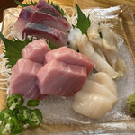 Hachijoujima - お刺身三点盛り
                        を頼んだんだけど四点ですね
                        つぶ、マグロ中トロ、ホタテ、カンパチどれも新鮮で美味しい！