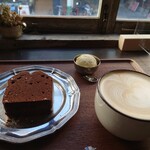 寺崎コーヒー - カフェラテとチョコレートパウンドケーキ