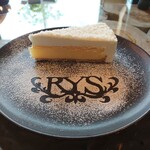 RY'S cafe bar - 北海道チーズの二層ケーキ