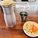 KOREAN TABLE MOON - 韓国お馴染みの金属製サーバーとコップ。お水キンキンに冷えていてgood