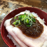 らあめん サンド - お肉ご飯オニオンソース。玉ねぎが濃い！