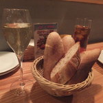 オレンジ - ヾ(>ω<*)パンが美味しすぎ！シャロック カヴァ ブリュット(スペイン産)：600円+バケット：４カット：２５０円