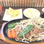 千石 - 本日の日替わり(休日メニュー)880円　豚肩ロース生姜焼き定食　すごい量です