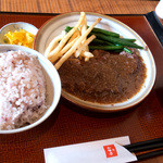 Uma Ya - 「牛ステーキ炭火焼き定食」（980円）。男のお昼定食って感じでよく頼んじゃいます。