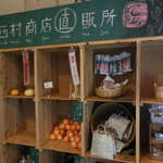 西村商店 - 高知ならではの良心市を想わせる木の陳列棚にはこだわりのポン酢、ドレッシング等々、高知特産のこだわりの商品がいっぱい！