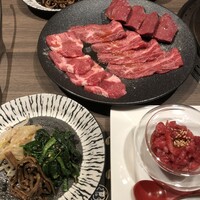 焼肉Coco Nemaru Ginza - 一皿目の赤身。