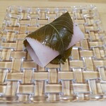 高松屋 - 桜餅。肌の綺麗さがわかるかしら？