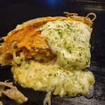 Hiroshima Okonomiyaki Hopukinsu - チーズ肉たまそば1,000円にLINE登録キャンペーンのトッピング一品無料で豚Wを半分の半分に