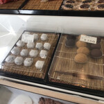 御菓子司 吉屋 - 左隅、空いてるなぁ、と思っていたら・・・