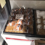 御菓子司 吉屋 - 元々、そこにあった和菓子を、持って来てくれました　※直射日光を避けて、別の場所に避難してました