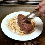 オカダ食品株式会社 - 和牛極上ステーキ肉 ミスジ カット風景