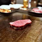 オカダ食品株式会社 - 極上ステーキ肉 ランプ 150g 焼き焼き風景