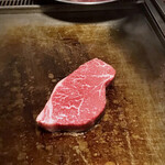 オカダ食品株式会社 - 極上ステーキ肉 ランプ 150g 焼き焼き風景