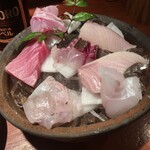 めしの助 - 造りおまかせ盛り合わせ
      左上から時計まわりに、黒むつ、さわら、寒ぶり、ひらめ、ひげたら、生本まぐろ(トロ)、いさき(中央)