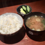 めしの助 - 白めし(味噌汁・ぬかづけ付)