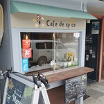 Cafe de Spice - シックな店内は2人用テーブル2席とカウンター6席