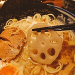 和風楽麺 四代目 ひのでや - ひのでやラーメン。レンコン入ってます。