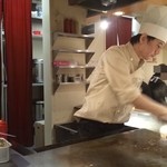 鉄板焼天神ホルモン - 見事なコテさばきですねえ！