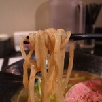 Ramenhosokawa - 麺は太目の平打ち麺
