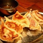 分福 - 餃子にはエスニック風味のタレ。