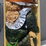 Yamagata ya - かやく、さけ、おかか、鶏の唐揚げ、きんぴらごぼう、お新香