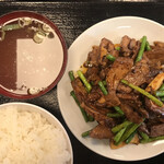 朱華飯店 - 豚舌とニンニクの芽炒め(単品料理)@1100円+ライス(スープ)@220円