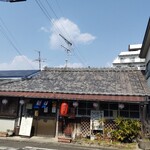 朝日屋食堂 - ノスタルジックな外観♪今は信号機付きの交差点になりましたが、信号機がない時は何度も車がツッコンできてました、、