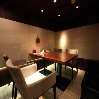 ゆったりとお食事を楽しめる快適な空間