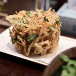 香川 一福 - 天ぷら かき揚げ@税込260円：ハサミを挿れながらいただきませう。