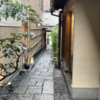 モリタ屋 木屋町店 - 店の玄関から入り口を　左が離右はお肉屋さん　今は並んで無い。